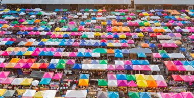 Şehir serbest piyasa güzel çatı top ile havadan görünümü