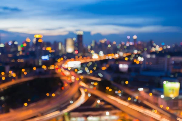 Autoroute surélevée avec, la nuit, un fond bokeh flou et déconcentré — Photo