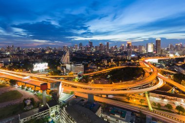 Bangkok hava görünümünü Üstgeçit gece ağır trafik sıkışıklığı sırasında alacakaranlık