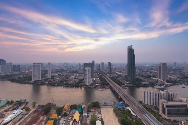 Bangkok Stadt und der Fluss Hotel und Wohngebiet nach Sonnenuntergang — Stockfoto