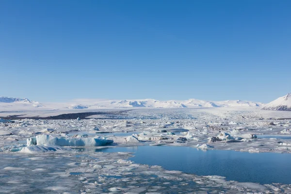 Jokulsarlon é um grande lago glacial no sudeste da Islândia durante o inverno — Fotografia de Stock