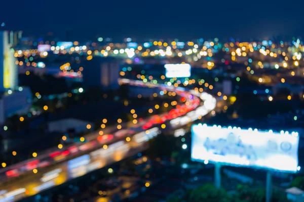 Blur bokeh curva da auto-estrada da cidade à noite — Fotografia de Stock