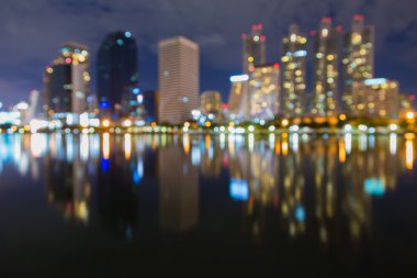 Su ön cephe gece ışıklar görünümünü bokeh arka plan bulanık