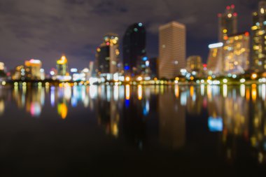 Bokeh şehir ışıkları su yansıması ile