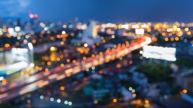 Alacakaranlık sırasında kavisli soyut bulanık bokeh ışık şehir yol