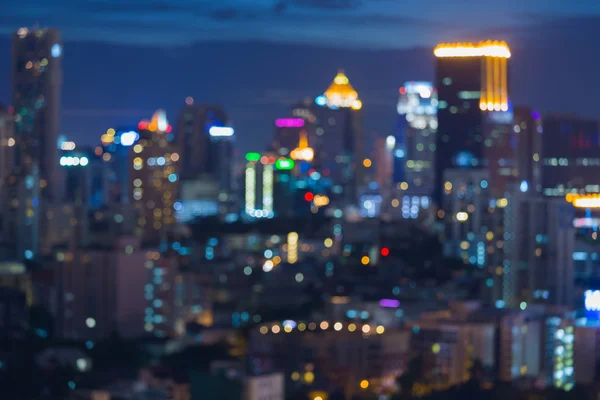 Crepuscolo città offuscata bokeh luci, sfondo astratto — Foto Stock