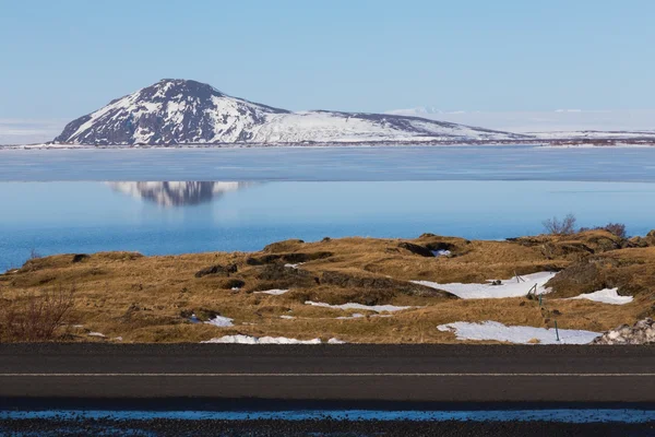 Wilde natuur in IJsland. Vulkanen, dalen, wolken en natuurlijke landschappen — Stockfoto