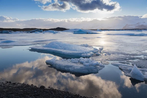 Zimowy krajobraz lód na jeziorze Jokulsarlon — Zdjęcie stockowe