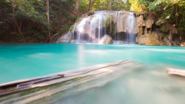 Mavi akım şelaleler derin ormanda ben