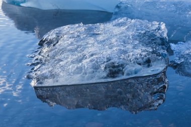 İzlanda'daki mavi yüzen buz kapatmak