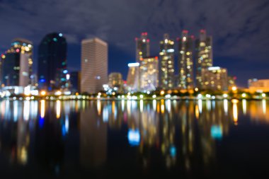 Soyut şehir ışık bokeh su yansıması ile bulanıklık