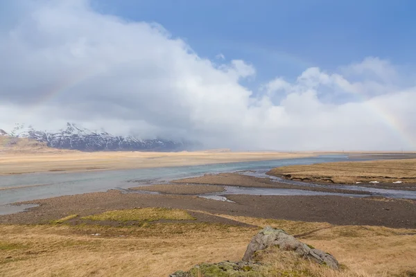 Campo de trigo após a chuva com arco-íris — Fotografia de Stock