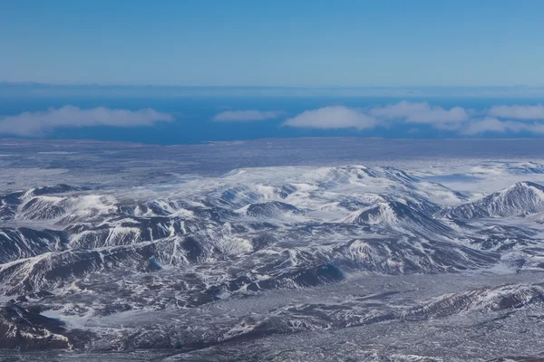 Вид с воздуха на живописные горы зимой — стоковое фото