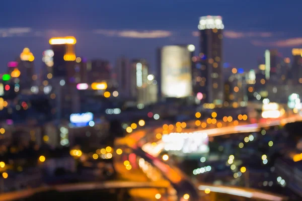 Movimiento de desenfoque abstracto de los semáforos de la ciudad durante el crepúsculo — Foto de Stock