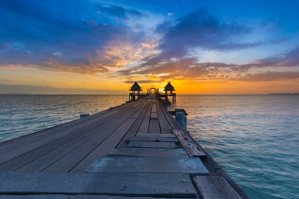 Träbro och Pavilion i havet under solnedgången — Stockfoto