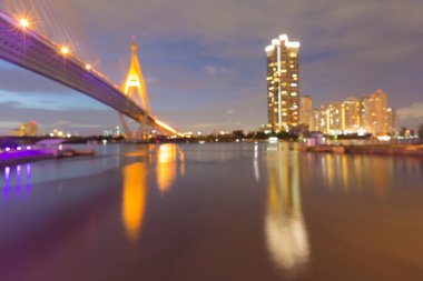 Bokeh arka plan, asma köprü su yansıması ile bulanıklık