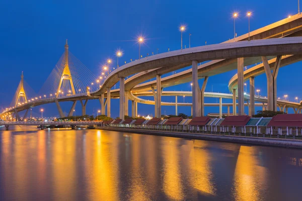 Soumrak u dálnice zakřivené a visutý most — Stock fotografie