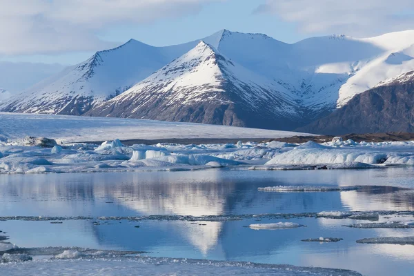 Jokulsarlon ledu tání jezero v pozdní zimě — Stock fotografie