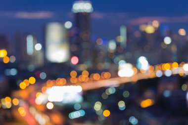 Bulanık bokeh ışıklar gece gece kavisli şehir karayolu