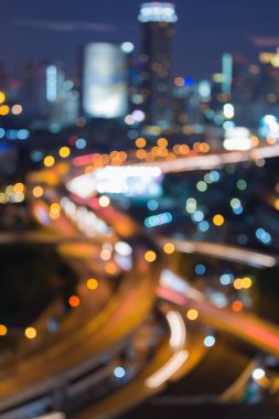 Alacakaranlık sırasında kavisli karayolu kavşak yolun bulanık bokeh ışıklar