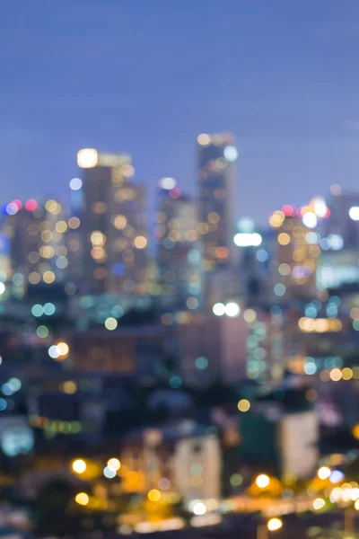 Résumé brouillé bokeh lumière la nuit de la ville skyline du centre-ville — Photo