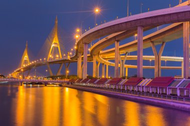 Alacakaranlık asma köprü ve otoyol kavisli