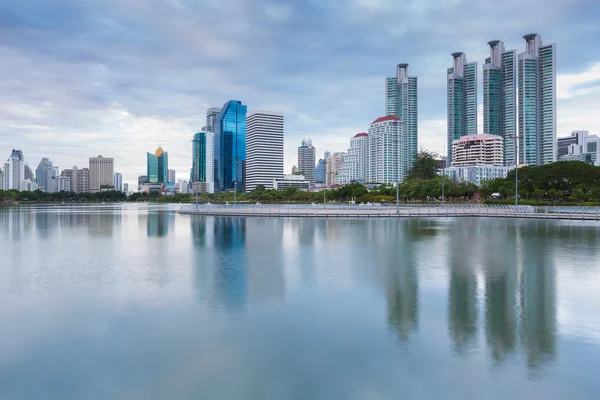 Water Reflection of city building i — Stock Photo, Image