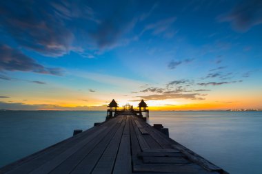 Eski Köprü'günbatımı güzel gökyüzü ile denizde