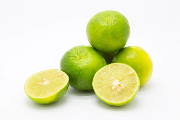 Limes et tranches fraîches sur blanc — Photo