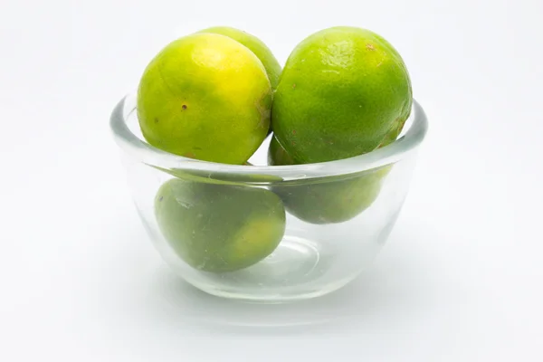 Limes fraîches dans un bol — Photo