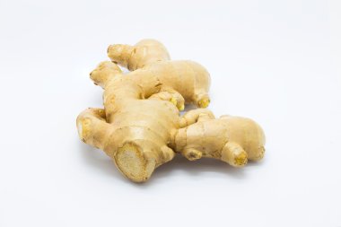 Beyaz üzerine taze çiğ zencefil ot