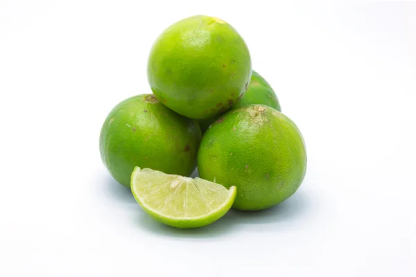 Limes fraîches sur blanc — Photo