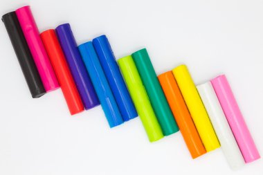 Renkli hamuru kil beyaz arka plan üzerinde modelleme