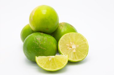Beyaz arkaplanda taze yeşil limon