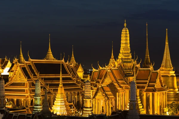 De Smaragdgroene Boeddha, Grand palace nachts in Bangkok — Stockfoto