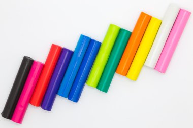 Art clay gökkuşağı renkleri beyaz zemin üzerine yapışır.