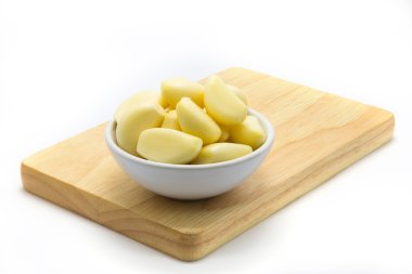 Ahşap tahta üzerinde taze sarımsak fincan