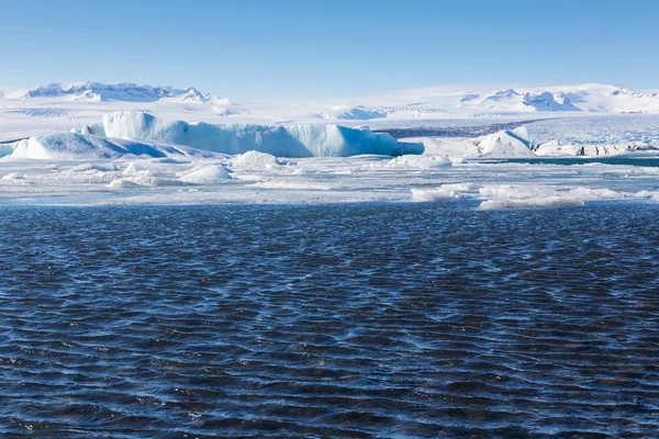 蓝色在 jokulsarlon 礁湖中漂浮的冰山 — 图库照片