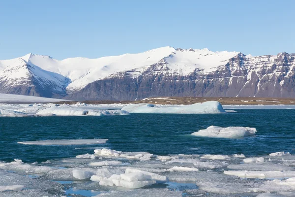 Jokulsarlon λίμνη με παγόβουνο με χιόνι βουνών — Φωτογραφία Αρχείου