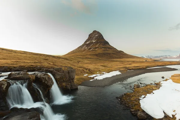 Hegyi Kirkjufell-izlandi félszigeten és vízesés — Stock Fotó