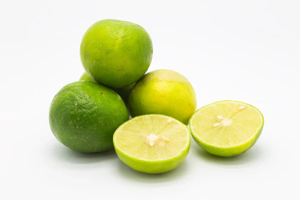 Limes et tranches fraîches sur blanc — Photo