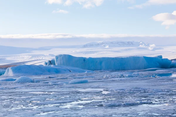 Lago de hielo con cielo azul claro a finales del invierno —  Fotos de Stock