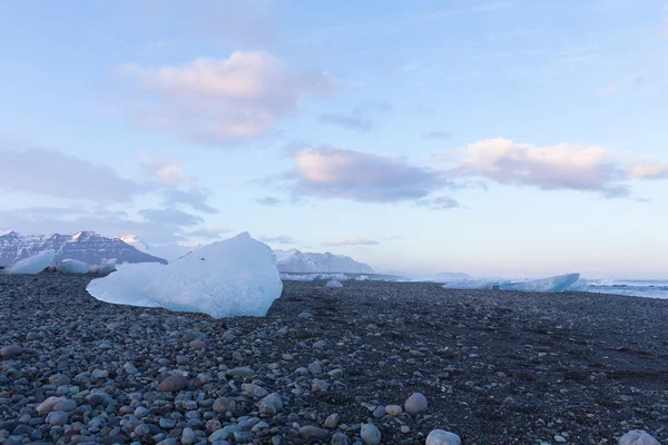 Ijs op basalt zwarte zand zuiden — Stockfoto