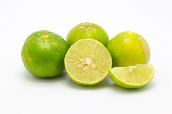 Färsk grön lime på vit — Stockfoto