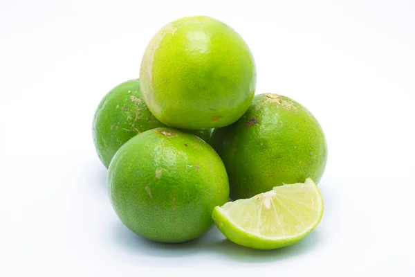 Limes et tranches sur blanc — Photo