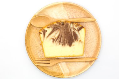 Ev yapımı mermer tereyağı pasta üzerinde ahşap tabak