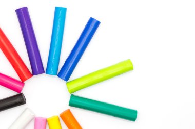 Beyaz arkaplanda renkli plastik kil