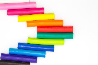 Gökkuşağı renkleri kil beyaz arka plan üzerinde sopa