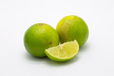 Beyaz arkaplanda taze yeşil kireç