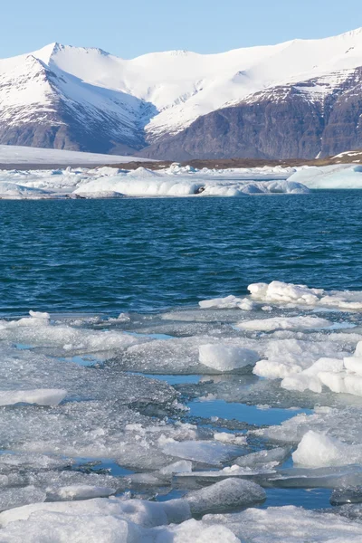 Lago de gelo vertical com fundo de montanha, Islândia — Fotografia de Stock